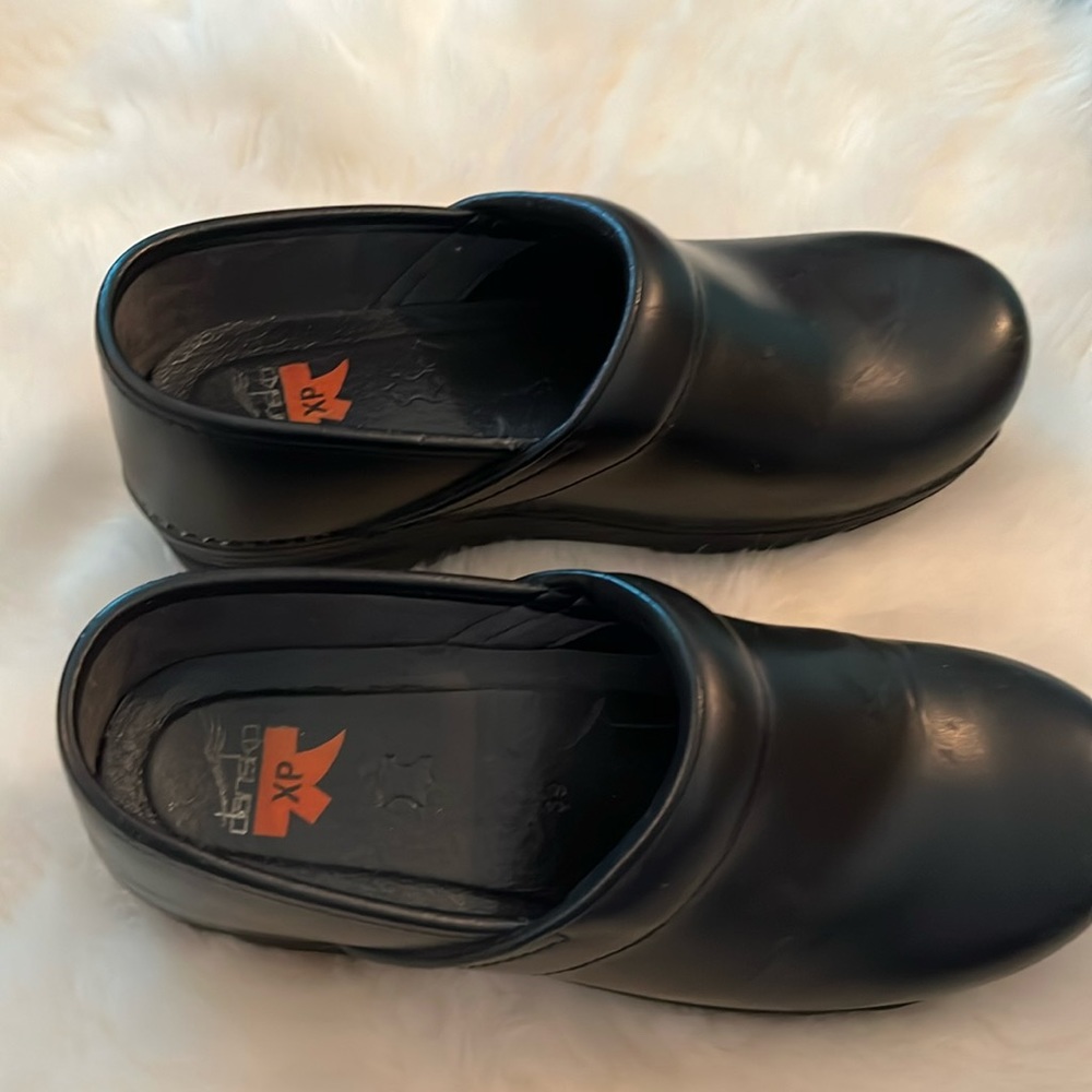 Dansko black clog leather size 39 or 8.5 like new ! 🐈‍⬛😎